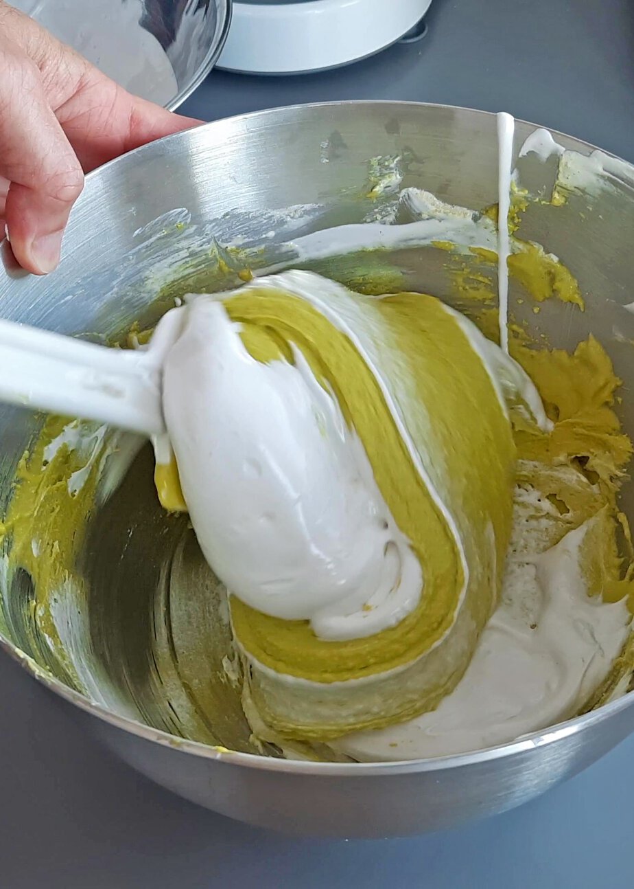 Meringue incorporée à la pâte d’amande à la maryse pendant le macaronage