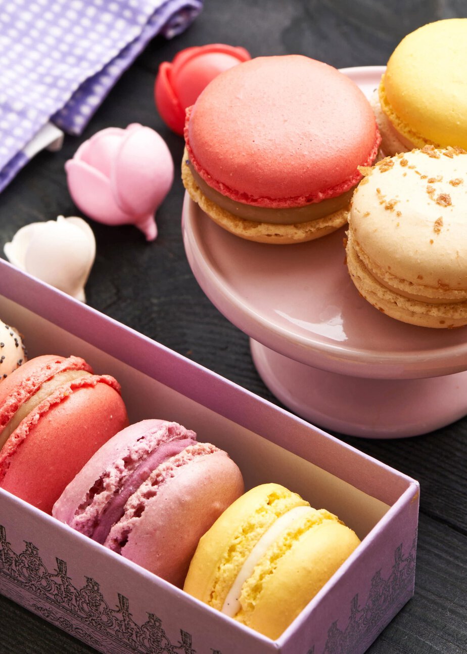 Macarons colorés rangés dans un coffret cartonné à alvéoles