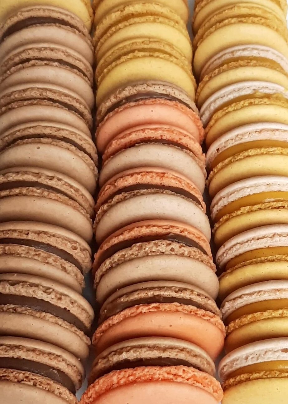 Rangées de macarons garnis de plusieurs parfums vus de dessus