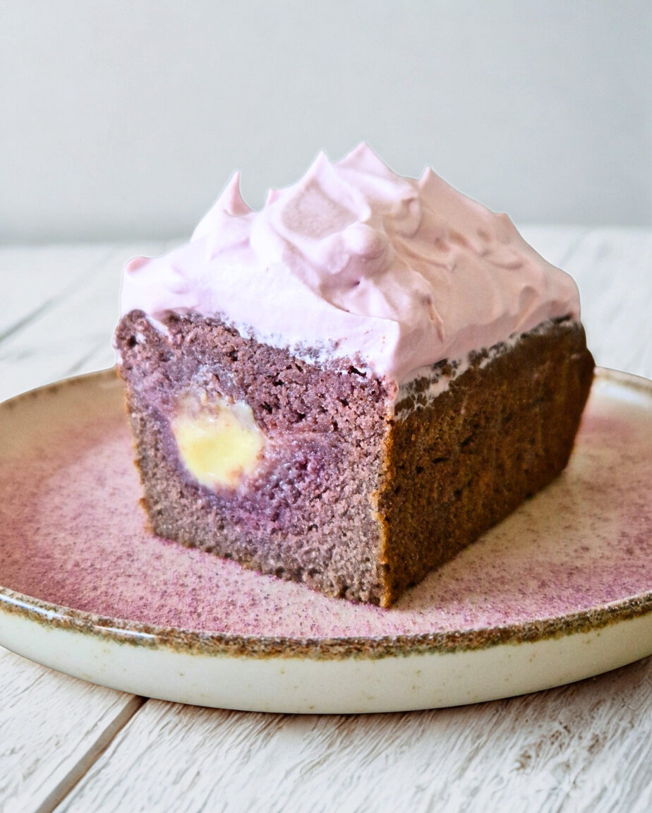 Part de cake à la farine de coco, mie serrée et crème rose