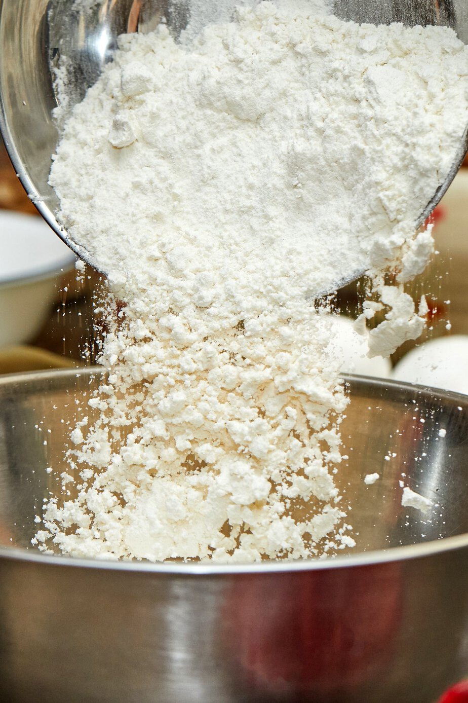 Farine sans gluten versée dans la cuve d’un robot pâtissier
