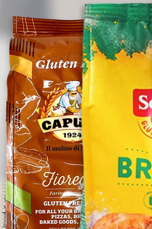 Deux sacs de farine à pain sans gluten posés sur un plan de travail