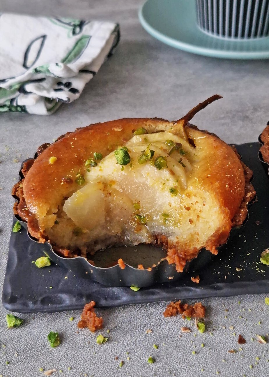 Tartelette poire et frangipane aux éclats de pistache, entamée