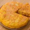 Tortilla espagnole de Betanzos coupee en parts, coeur baveux visible