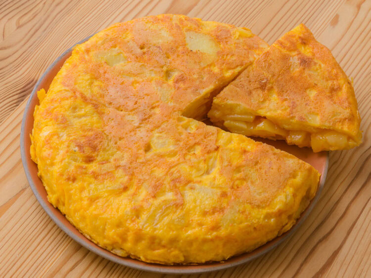 Tortilla espagnole de Betanzos coupee en parts, coeur baveux visible