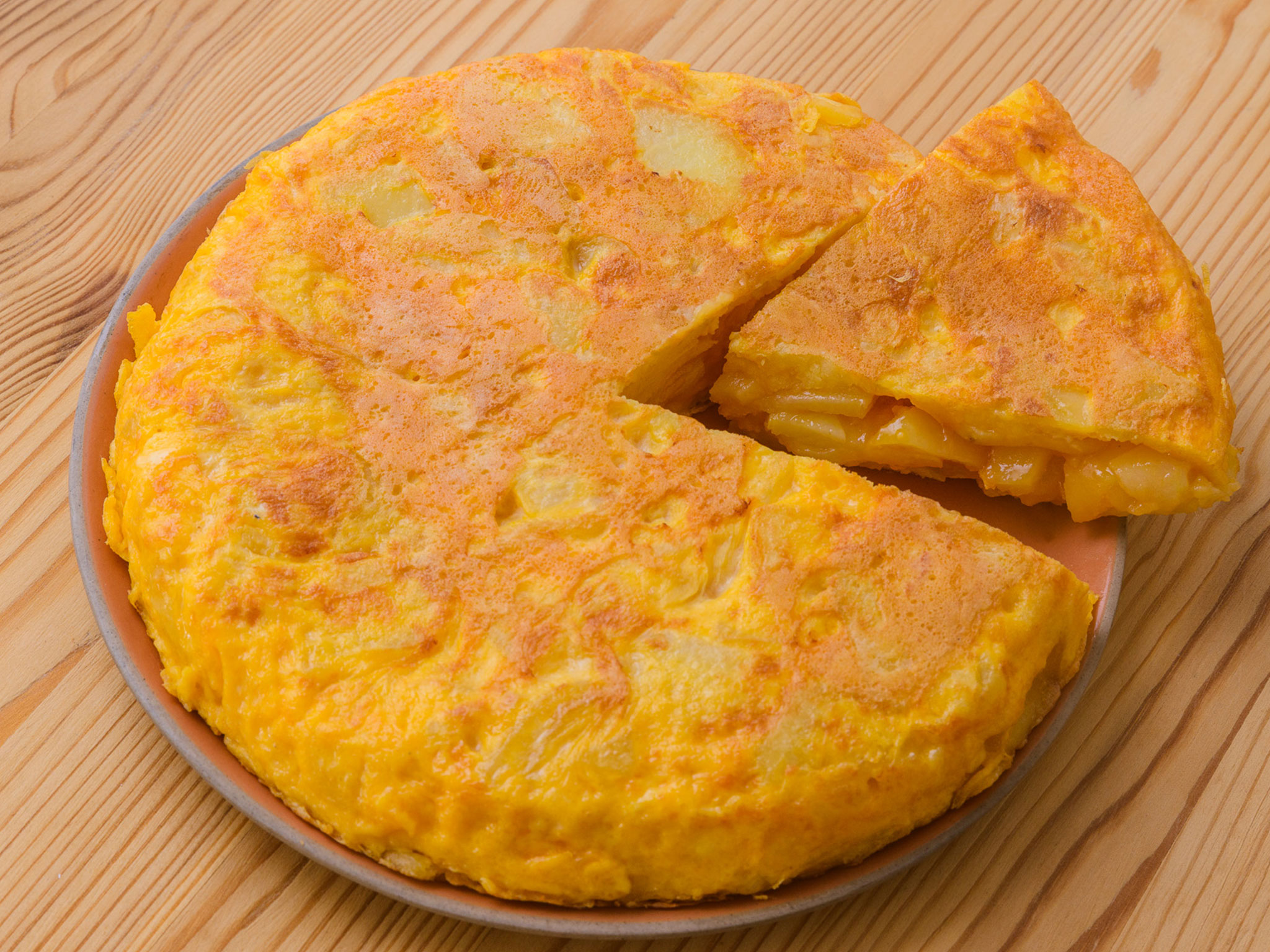 Tortilla espagnole de Betanzos coupee en parts, coeur baveux visible