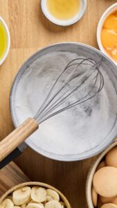 Sucre, fécule de maïs et sel mélangés au fouet dans une casserole
