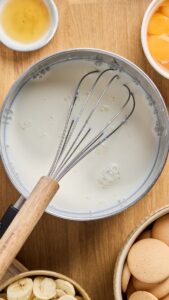 Ajout du lait dans la casserole