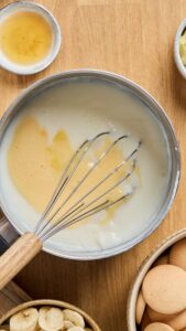 Jaunes tempérés reversés dans la casserole