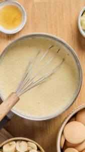 Crème vanille fouettée sur le feu