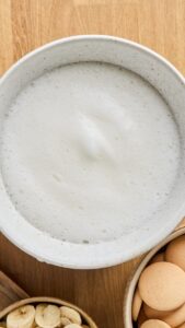 Blancs d'œufs montés en mousse avec le sucre