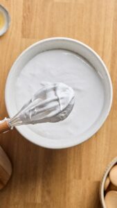 Meringue montée en pics fermes