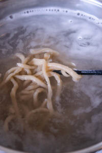 Bukkake udon - Après 1 à 2 minutes, quand les nouilles remontent, les démêler aux baguettes.