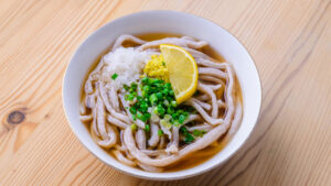 Bukkake udon - Dresser les nouilles dans les bols.