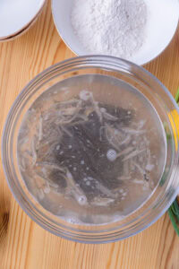 Bukkake udon - Faire tremper les sardines et le kombu dans l'eau environ 1 heure.