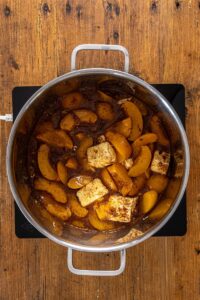 Garniture aux pêches transférée dans une grande casserole
