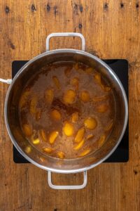 Beurre fondu dans la garniture aux pêches sur le feu