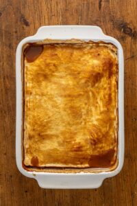 Cobbler aux pêches cuit, le dessus bien doré