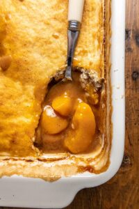 Première part de cobbler aux pêches servie à la cuillère