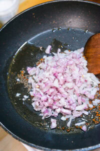 Crevettes au curry coco - Ajouter les échalotes et les faire revenir.