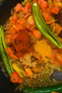 Crevettes au curry coco - Ajouter le curcuma, la coriandre et le piment en poudre, puis mélanger.