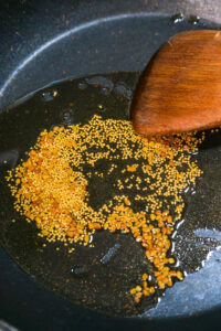 Crevettes au curry coco - Ajouter les graines de fenugrec et de moutarde et les laisser crépiter.