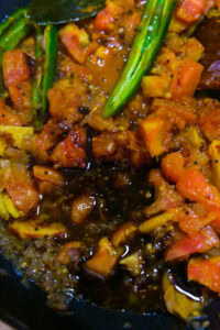 Crevettes au curry coco - Ajouter le kudampuli trempé avec son eau.