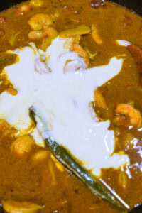 Crevettes au curry coco - Verser le lait de coco épais et mélanger.