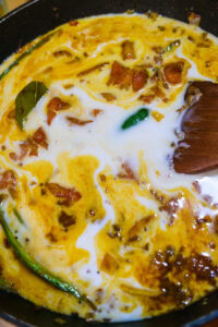 Crevettes au curry coco - Verser le lait de coco léger et mélanger.