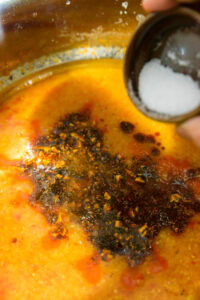 Dahl de lentilles corail - Ajouter le sel et le kasuri methi émietté.
