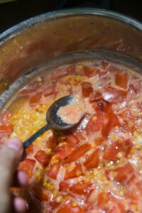 Dahl de lentilles corail - Écumer la mousse en surface.