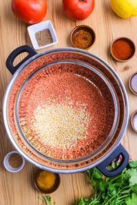 Dahl de lentilles corail - Mettre les lentilles corail et le moong dal dans une casserole.