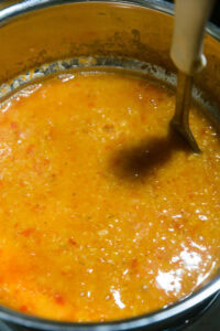 Dahl de lentilles corail - Écraser les lentilles, plus ou moins finement selon la texture voulue.