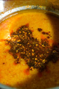 Dahl de lentilles corail - Verser aussitôt le tadka sur le dal.
