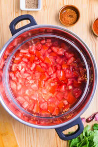 Dahl de lentilles corail - Ajouter les tomates, l'eau et le piment vert.