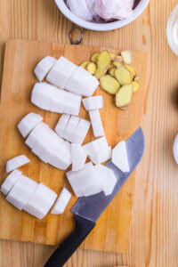 Gyusuji nikomi - Peler le daikon et le couper en quarts de rondelles de 1.5 cm (ichō-giri) ;