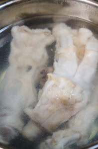 Gyusuji nikomi - Mettre les tendons de bœuf dans une casserole avec beaucoup d'eau et porter à ébullition.