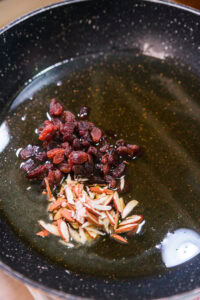 Halwa de semoule (sooji ka halwa) - Ajouter les amandes et les raisins secs.