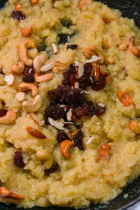 Halwa de semoule (sooji ka halwa) - Incorporer les fruits secs réservés.