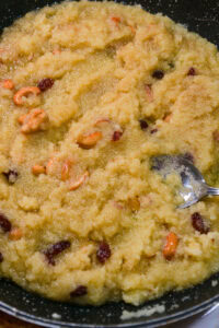 Halwa de semoule (sooji ka halwa) - Couvrir et cuire jusqu'à ce que le sucre soit dissous et que le halwa se détache des parois de la poêle.