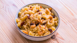Halwa de semoule (sooji ka halwa) - Servir chaud ou tiède.