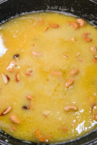 Halwa de semoule (sooji ka halwa) - Verser l'eau chaude d'un seul coup sur la semoule, avec précaution car le mélange projette facilement.