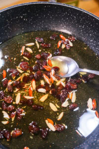 Halwa de semoule (sooji ka halwa) - Poursuivre la cuisson jusqu'à ce que les raisins gonflent.