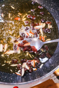 Halwa de semoule (sooji ka halwa) - Réserver la moitié des fruits secs pour le décor.