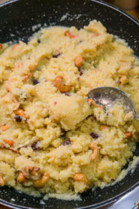 Halwa de semoule (sooji ka halwa) - Couvrir et cuire quelques minutes, jusqu'à absorption complète de l'eau.