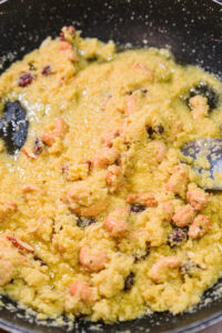 Halwa de semoule (sooji ka halwa) - La torréfier à feu doux à moyen en remuant sans arrêt, 12 à 15 minutes, jusqu'à ce qu'elle soit dorée et parfumée et que le ghee commence à se séparer.