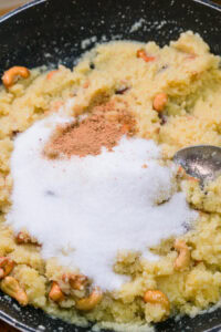 Halwa de semoule (sooji ka halwa) - Ajouter le sucre et la cardamome.