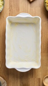 Plat à gratin beurré prêt pour le mac and cheese