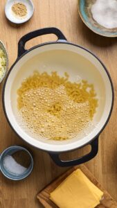 Macaronis coudés en cours de cuisson dans le bouillon