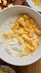 Fromages et crème réunis dans un grand saladier